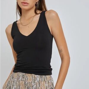 Kinsley Basic V-Neck Tank - Black